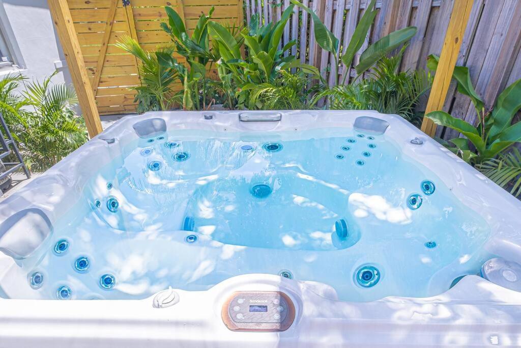 House With A Hot Tub ! Only 10 Mins To The Beach Villa Biscayne Park Exteriör bild