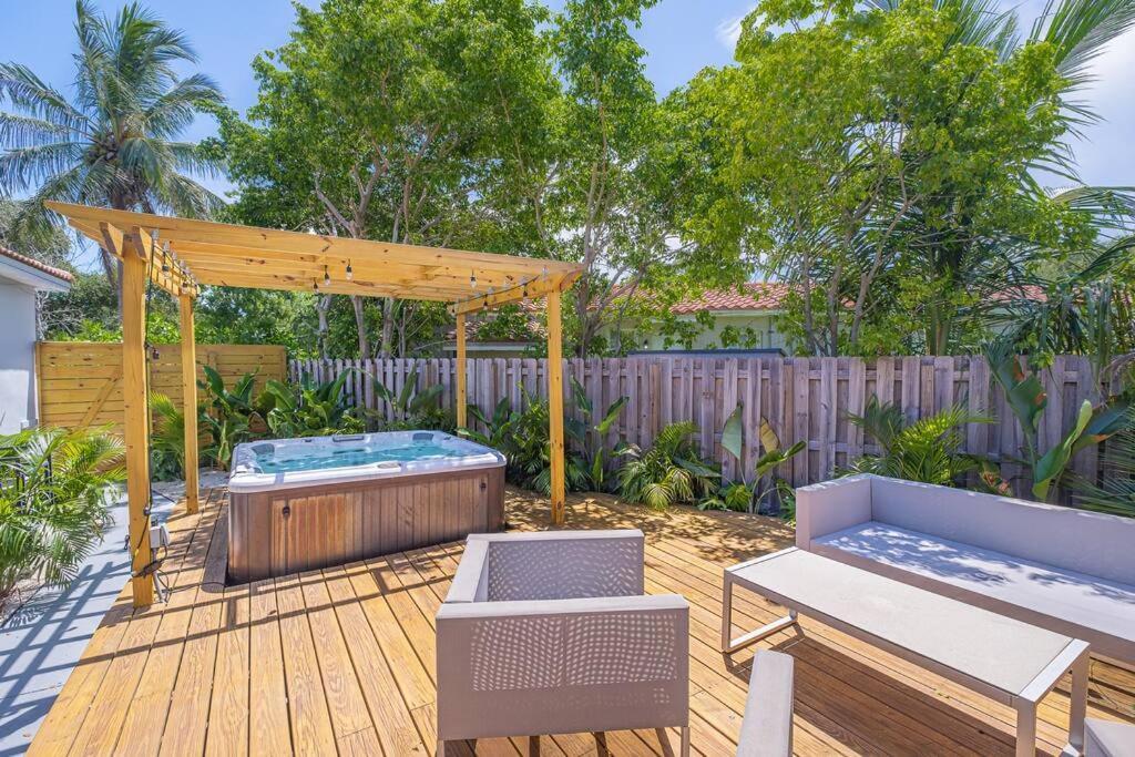 House With A Hot Tub ! Only 10 Mins To The Beach Villa Biscayne Park Exteriör bild