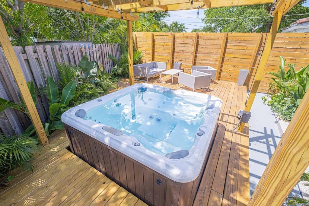 House With A Hot Tub ! Only 10 Mins To The Beach Villa Biscayne Park Exteriör bild