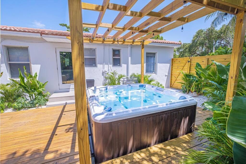 House With A Hot Tub ! Only 10 Mins To The Beach Villa Biscayne Park Exteriör bild