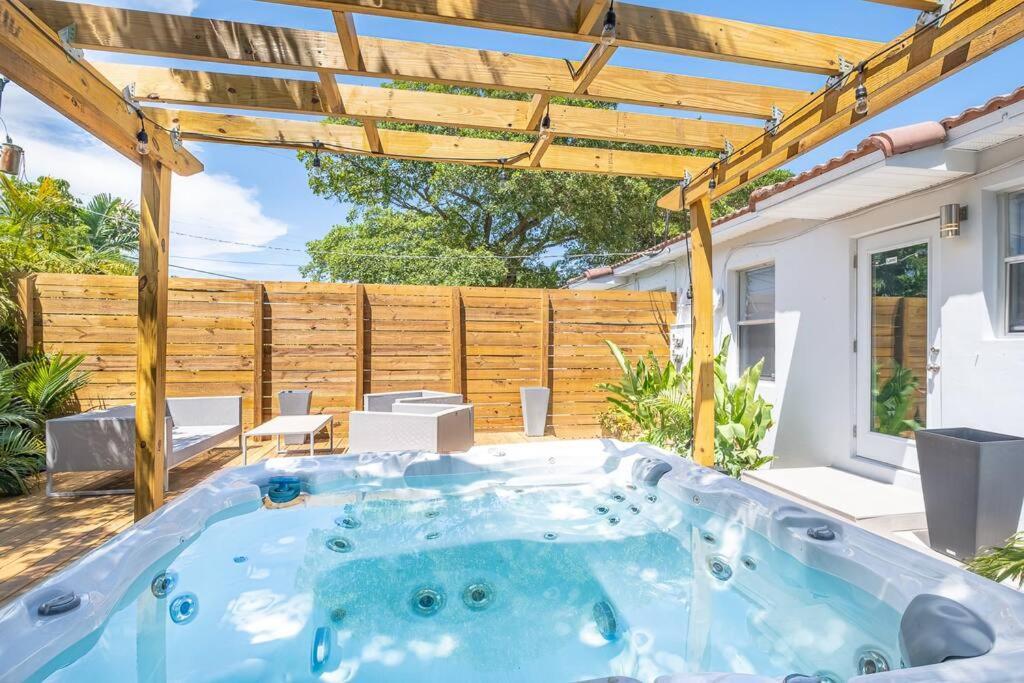 House With A Hot Tub ! Only 10 Mins To The Beach Villa Biscayne Park Exteriör bild