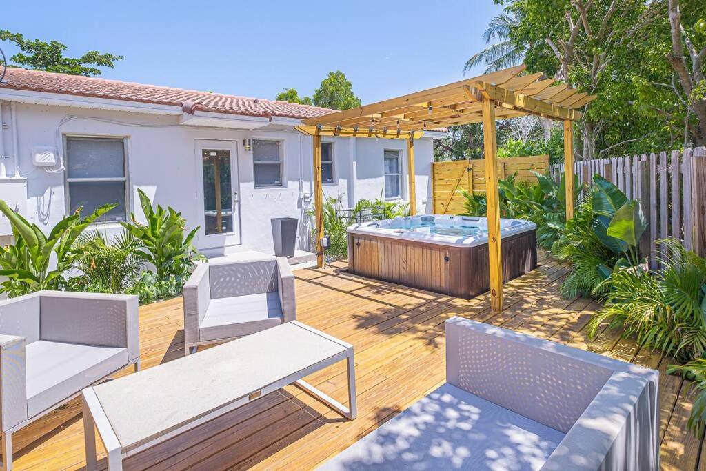 House With A Hot Tub ! Only 10 Mins To The Beach Villa Biscayne Park Exteriör bild