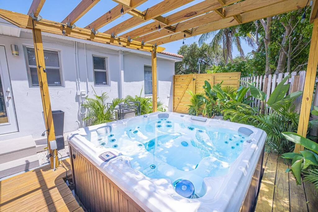 House With A Hot Tub ! Only 10 Mins To The Beach Villa Biscayne Park Exteriör bild