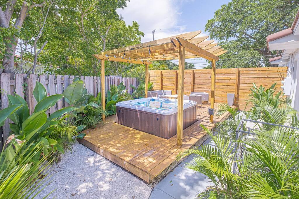 House With A Hot Tub ! Only 10 Mins To The Beach Villa Biscayne Park Exteriör bild